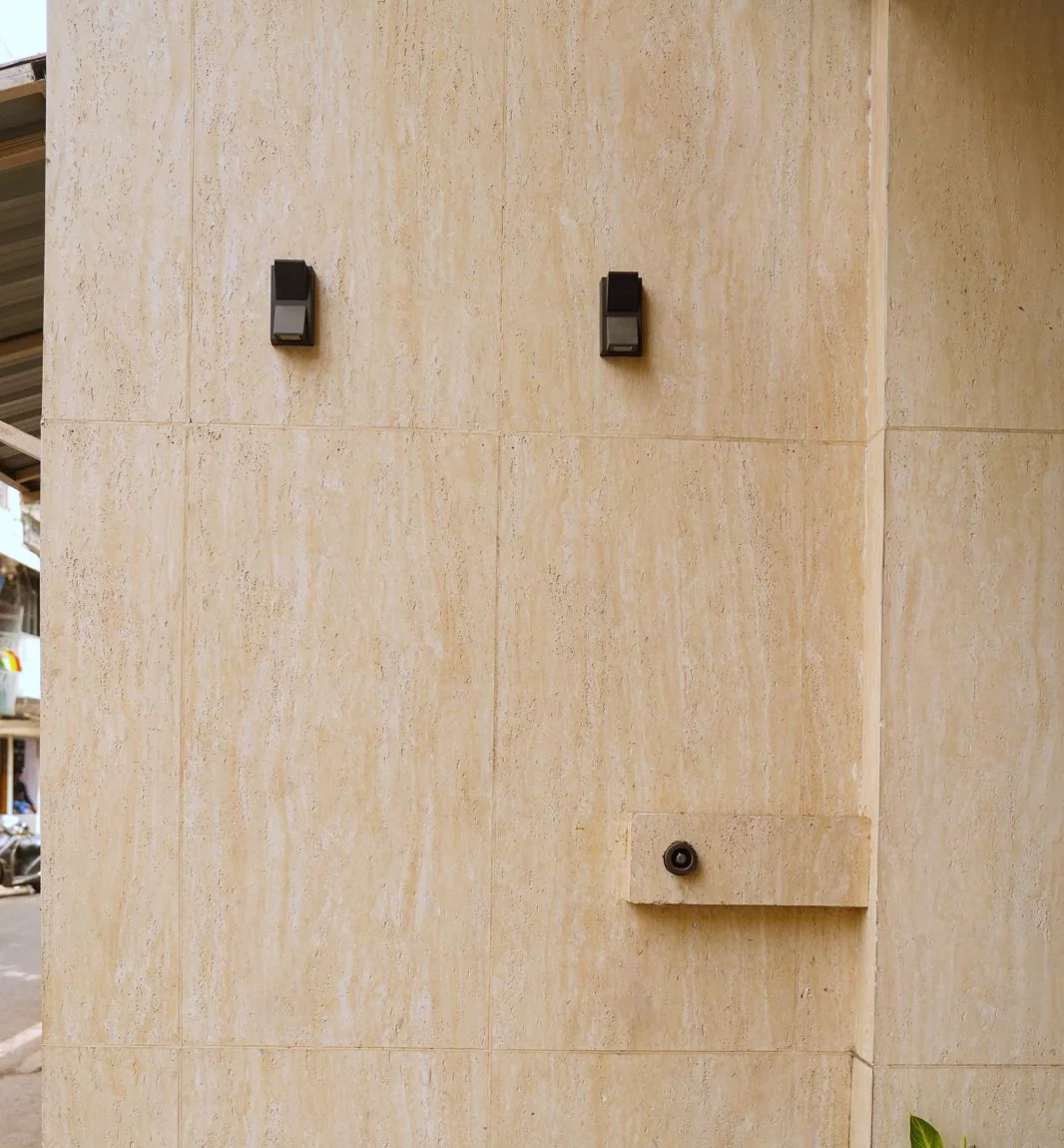 Travertine sheets on a wall of Kuchaiya Jewellers, Jabalpur, with the joints showing
