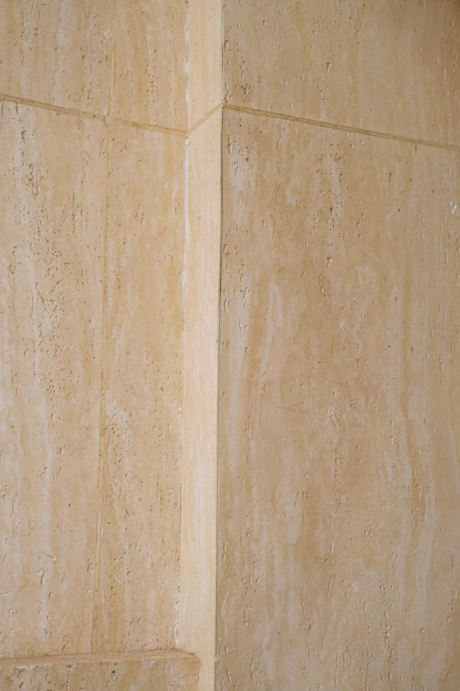 The corner of the fascia: two sheets meet, the joint stays crisp
