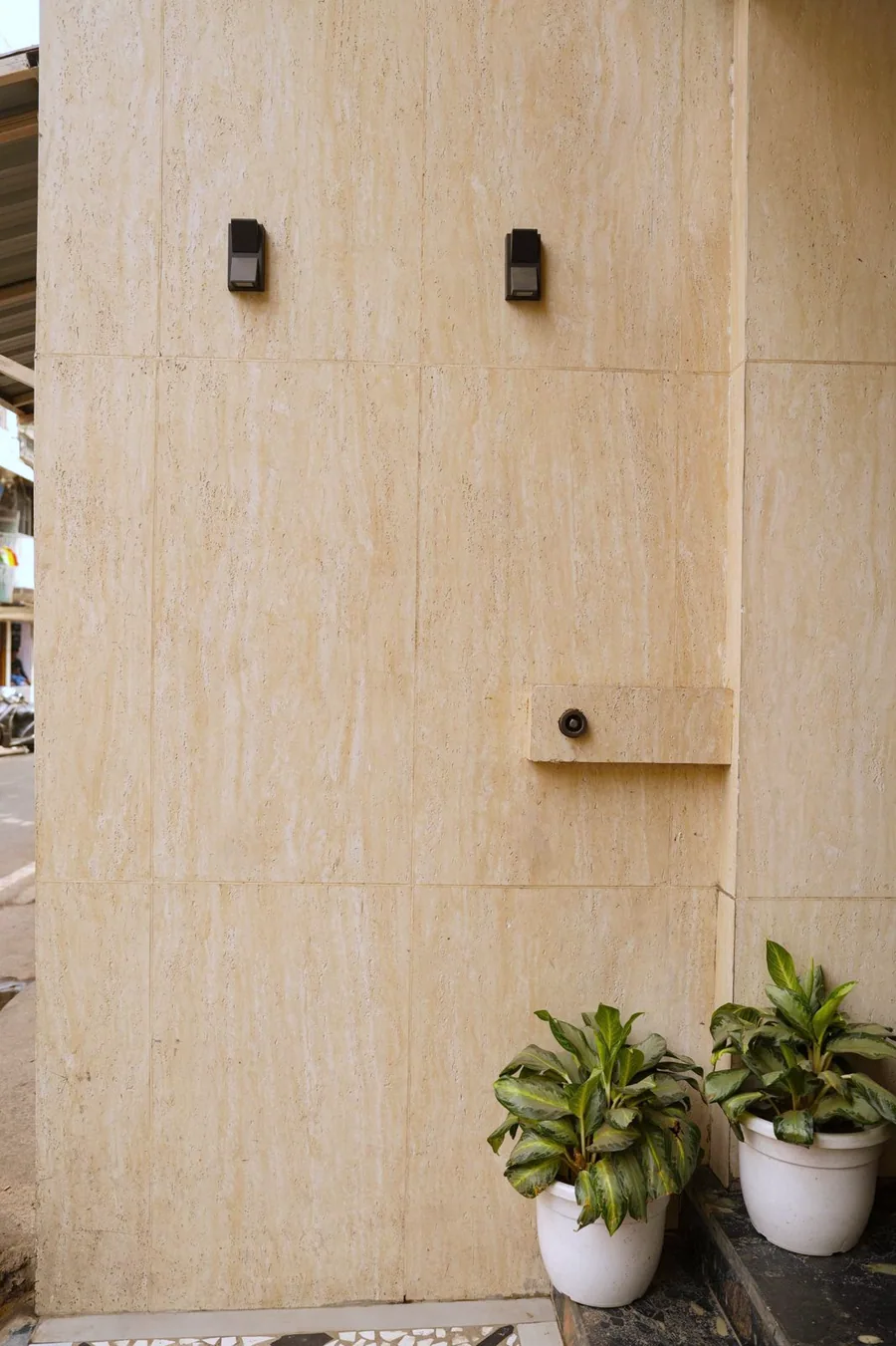 A flat wall of the same building, the joints in a grid