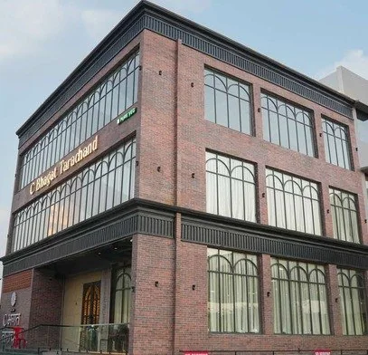 Bhagat Tarachand Restaurant, Bilaspur: a brick elevation