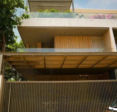 Crest Green Villa, Raipur: rammed earth boards on the elevation and balcony